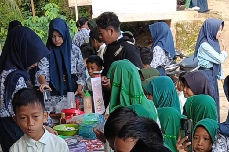 Belajar Jadi Juragan, Siswa SMPN 4 Tegalombo Pacitan Sulap Sekolah Jadi Pasar Rakyat