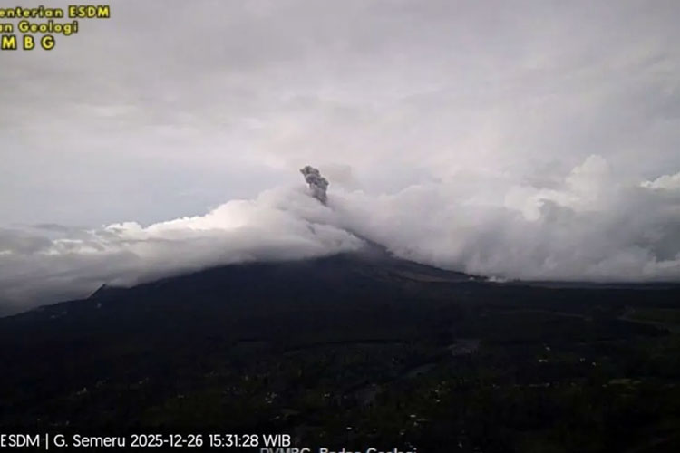 Gunung Semeru Muntahkan lagi Abu Vulkanik Setinggi 900 Meter, Status Tetap Siaga