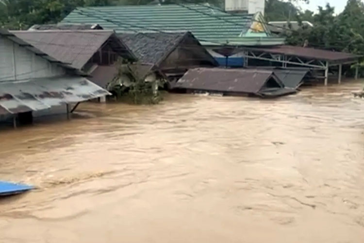 Banjir Bandang Terjang Balangan, Desa di Tebing Tinggi Terendam hingga Atap Rumah