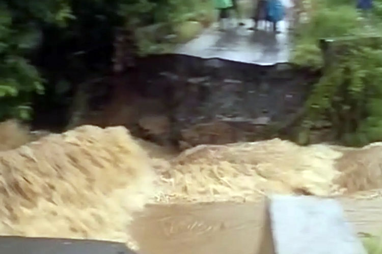 Jembatan Amblas Diterjang Banjir di Tanah Laut, Lansia Meninggal Dunia Terjatuh Saat Subuh