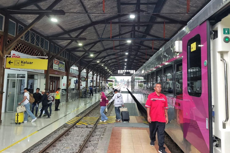 Penumpang-Kereta-Api-di-Stasiun-Cepu-a.jpg