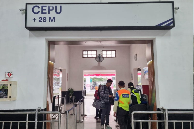 Penumpang-Kereta-Api-di-Stasiun-Cepude49b0bd7ea9b797.jpg