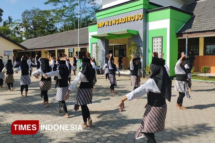 Tari Oglor Khas SMPN 2 Ngadirojo, Warna Budaya Pacitan yang Selalu Ditunggu