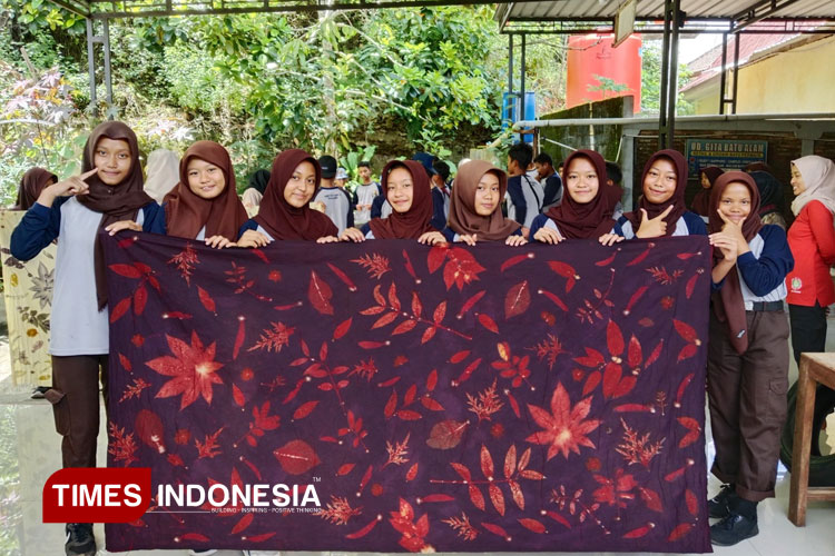 Belajar dari Alam Sekitar, SMPN 3 Punung Pacitan Ajak Siswa Garap Batik Ecoprint di Wareng
