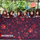 SMPN 3 Punung Latih Siswa Buat Batik Ecoprint dari Bahan Alam Sekitar