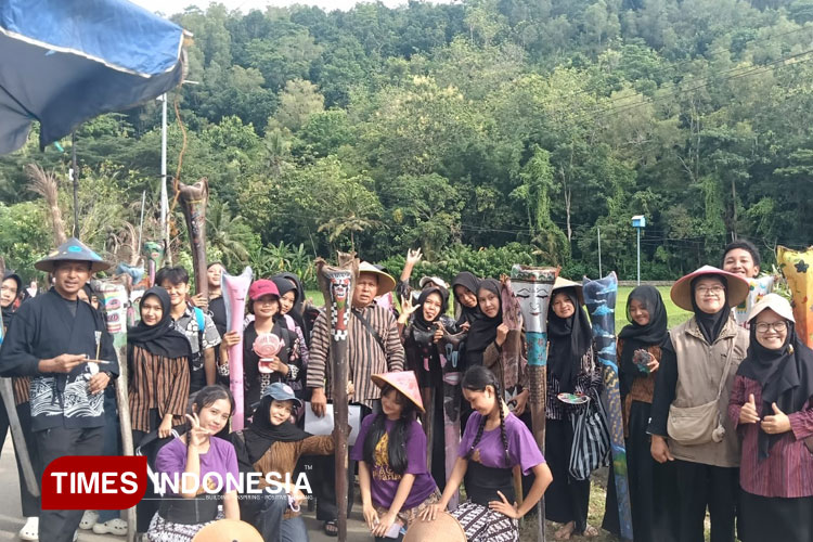 Kelas Tanpa Tembok: Siswa SMPN 1 Pacitan Belajar Budaya Lewat Thethek Melek di Sawah
