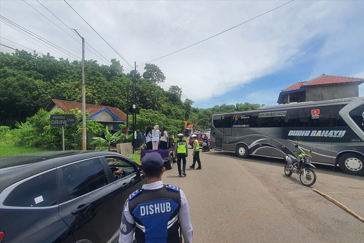 Pantai Drini Gunungkidul Diserbu Wisatawan, Antrean Kendaraan Mengular hingga 3 Kilometer