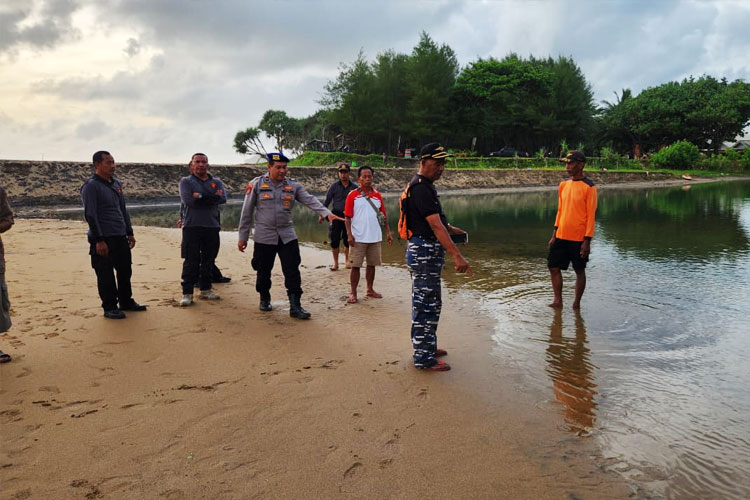 Anak-anak Terseret Ombak di Pantai Wonogoro Malang