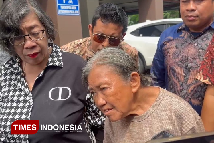 Terkait Pengusiran dan Perusakan Rumah, Nenek Elina Jalani Pemeriksaan di Polda Jatim