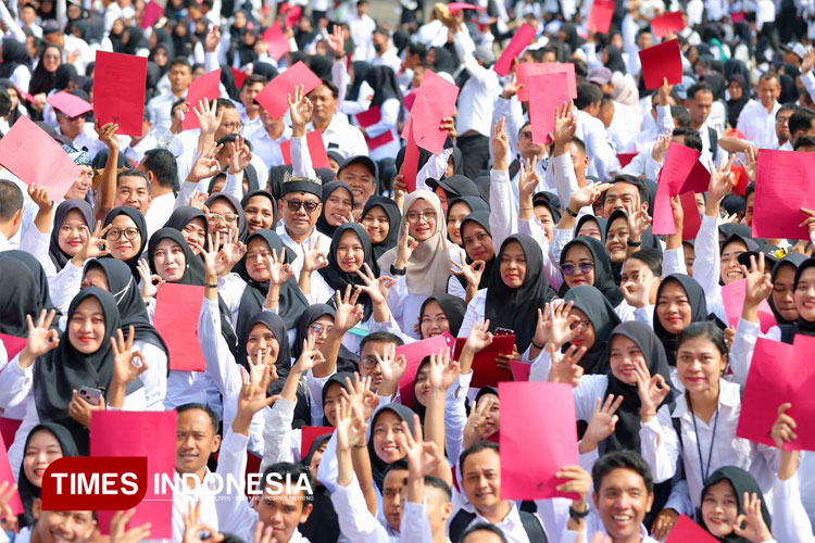 ‎Air Mata Bahagia Pecah, Bupati Ipuk Resmikan 4.888 Honorer Banyuwangi Jadi PPPK Paruh Waktu