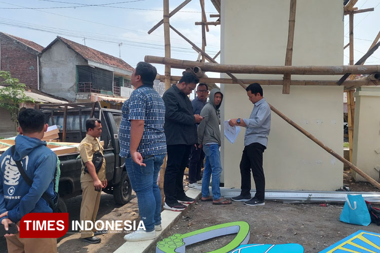 Sidak Proyek Tugu Batas Kota Probolinggo, Komisi III Optimis Selesai dalam Seminggu.