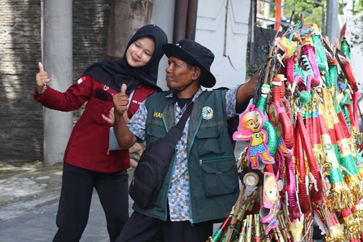 Gaya Gen-Z Jelang Tahun Baru 2026, Penjual Terompet di Blora Jadi Konten Kreatif