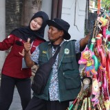 Gaya Gen-Z Jelang Tahun Baru 2026, Penjual Terompet di Blora Jadi Konten Kreatif