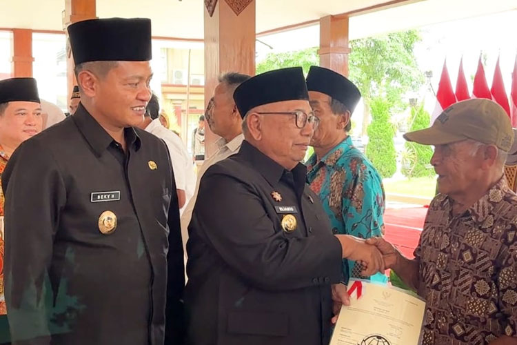 Bupati Blitar Serahkan 3.132 Sertipikat Redistribusi Tanah, Tegaskan Kehadiran Negara untuk Rakyat