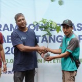 Pulihkan Ekosistem Arjuno-Welirang, Etika Dairies Tanam 1.000 Pohon di Hutan Desa Dayurejo