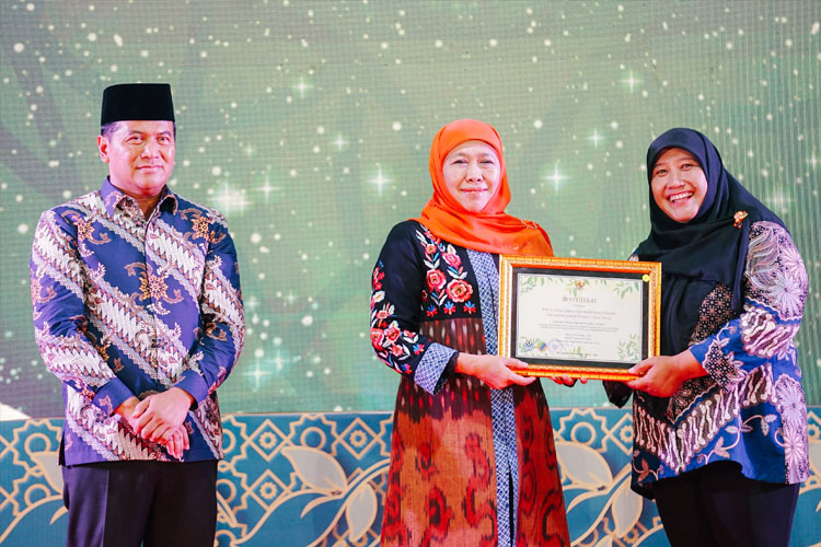 Gubernur Khofifah Serahkan Penghargaan Lingkungan Hidup 2025