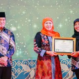 Gubernur Khofifah Serahkan Penghargaan Lingkungan Hidup 2025