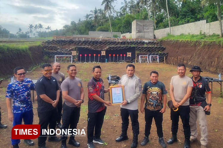 Di Tengah Latihan Menembak, Kapolresta Banyuwangi Terima Penghargaan dari Perbakin