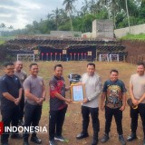 Di Tengah Latihan Menembak, Kapolresta Banyuwangi Terima Penghargaan dari Perbakin