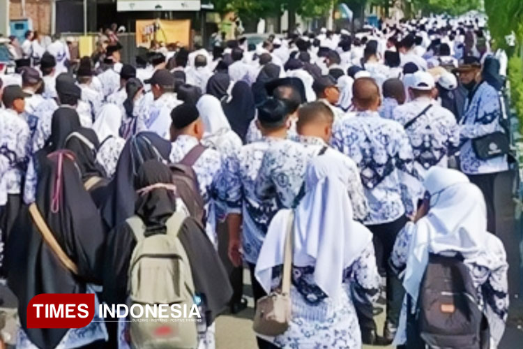 Ribuan Guru Ponorogo 'Kepung' Jalanan, Tuntut Pembatalan Mutasi Kepala SMKN 1