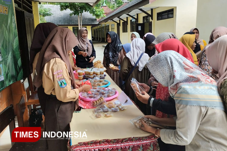 Manisnya Gula Aren Karya Siswa Warnai Pengambilan Rapor SMPN 2 Ngadirojo Pacitan