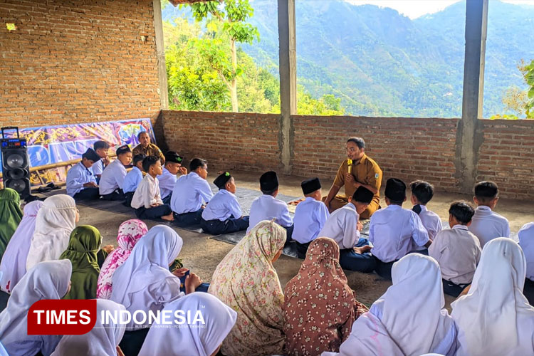 Jam ke-0 nan Religius di SMPN 4 Bandar Pacitan, Cara Sederhana Tanamkan Karakter Sejak Pagi
