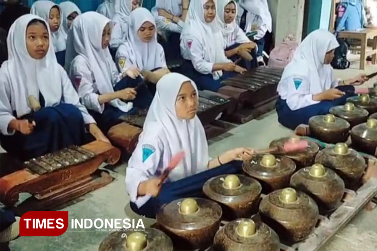 Berbekal Semangat, Siswa SMPN 4 Sudimoro Pacitan Tekun Berlatih Karawitan