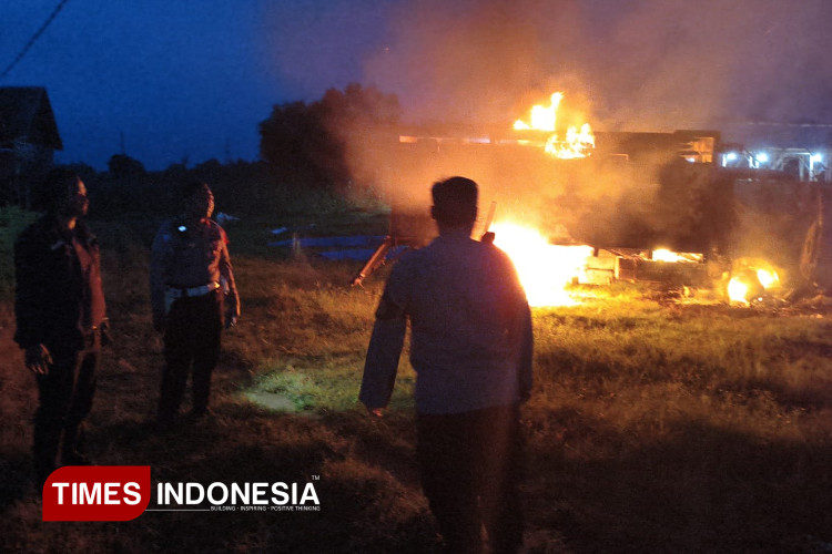 Kepergok Bawa Sapi Curian, Truk di Probolinggo Dibakar Massa