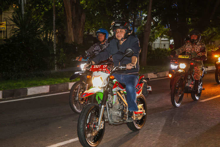Keliling Kota Pakai Motor, Wali Kota Eri Cahyadi Pastikan Malam Tahun Baru 2026 di Surabaya Kondusif