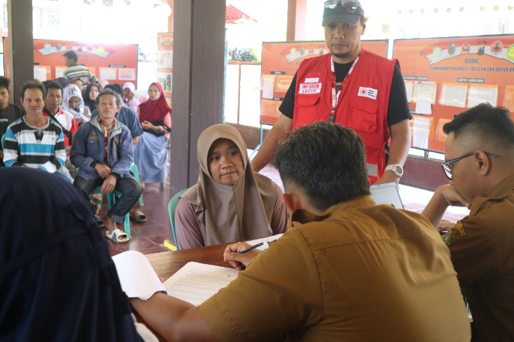 Korban Tanah Longsor Situkung Banjarnegara Terima Donasi Masyarakat Melalui PMI