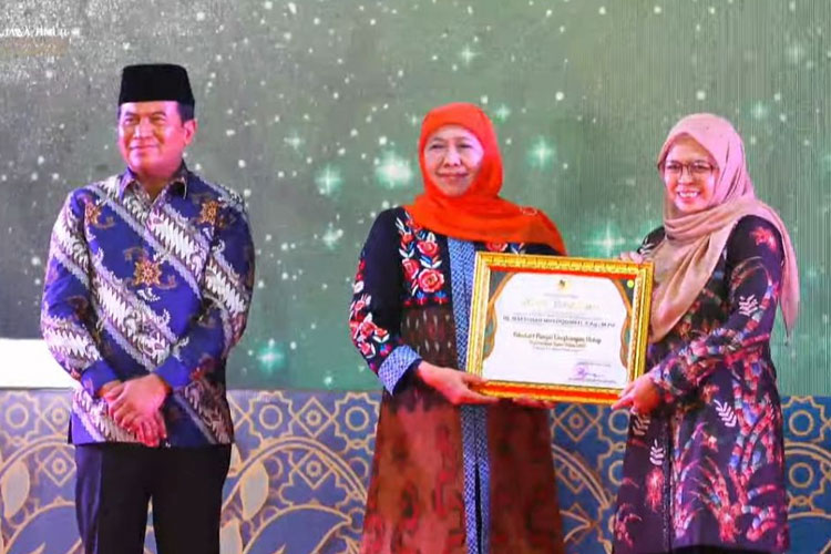 Pengasuh Pesantren Mambaul Hikam Jombang Terima Penghargaan Gubernur Jatim