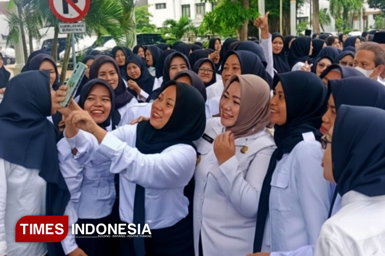 Kado Akhir Tahun, Plt Bupati Ponorogo Serahkan SK PPPK kepada 1.818 Pegawai Honorer