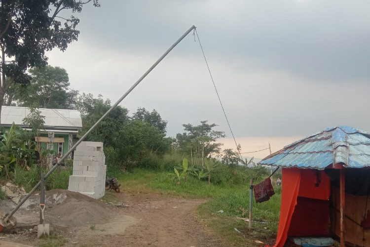 Perbaiki Jalan Rusak, Warga Mande Cianjur Galang Sumbangan dari Wisatawan