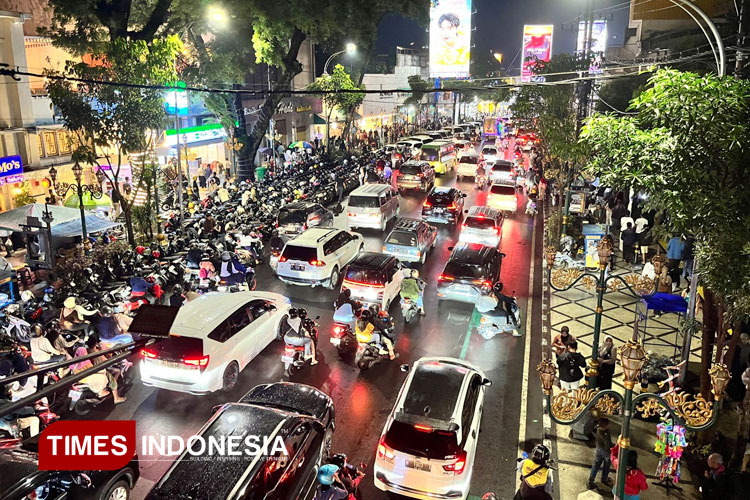 Kayutangan Kota Malang Padat Wisatawan di Puncak Malam Tahun Baru 2025/2026