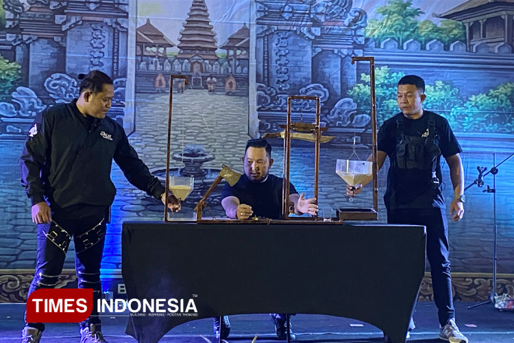 Aksi Magician Robby Constantine Sukses Meriahkan Malam Pergantian Tahun di Aston Banyuwangi