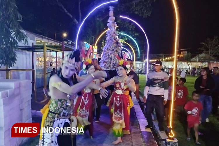 Arak Tumpeng Jajan Pasar, Kearifan Lokal Warga Madiun Sambut Tahun Baru 2026