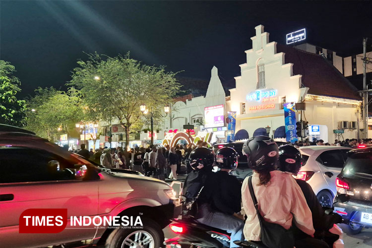 Tanpa Pengawalan, Wali Kota Yogyakarta Naik Motor Bebek Blusukan di Malioboro