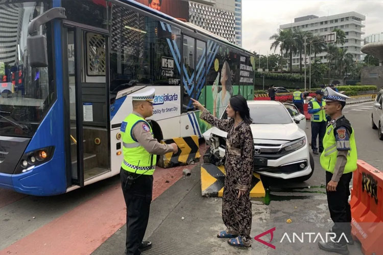 Kecelakaan Sedan dan Transjakarta di Bundaran HI, Polisi Selidiki Dugaan Kurang Konsentrasi Pengemudi