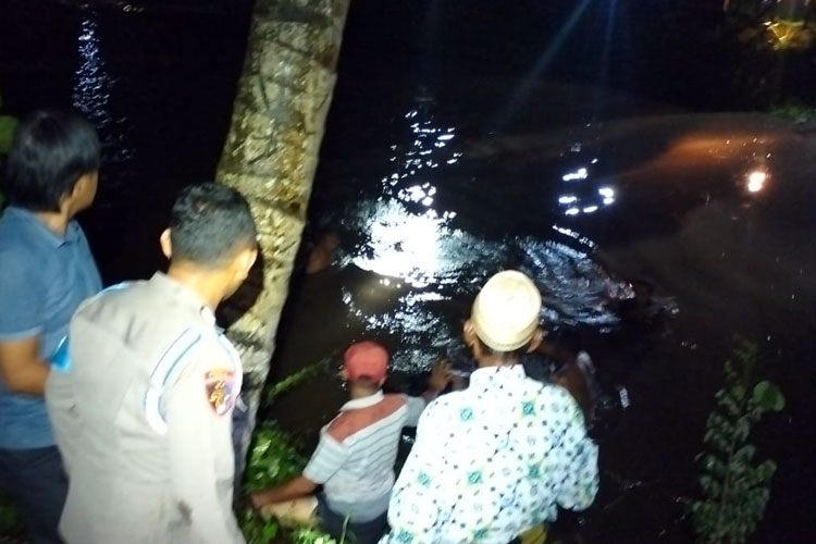 Malam Tahun Baru, Polisi Evakuasi Mayat Berambut Pirang Terapung di Sungai Molek Kromengan
