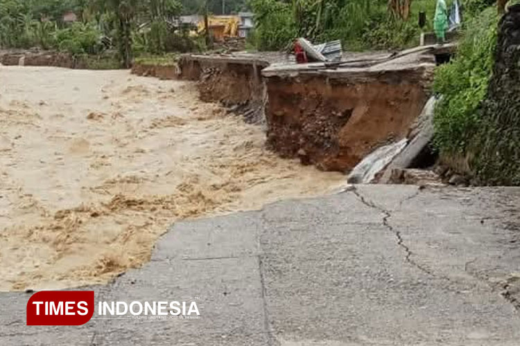 Hujan Deras Kembali Melanda Kota Padang, Akses ke Batu Busuk Putus