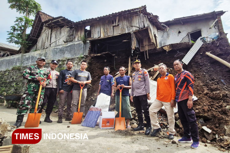 Krisis Air Bersih, Ratusan KK di Bondowoso Konsumsi Air Hujan Krisis Air Bersih Akibat Longsor, Terpaksa Konsumsi Air Hujan
