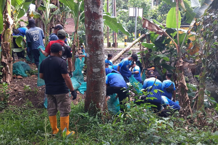 Sinergi Polsek Singojuruh dan Sungai Watch Sulap Aliran Sungai Gumirih Banyuwangi Lebih Lestari