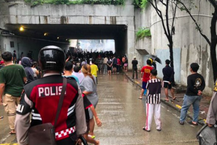 Tawuran di Terowongan Manggarai, Polisi Tembakkan Gas Air Mata untuk Bubarkan Massa
