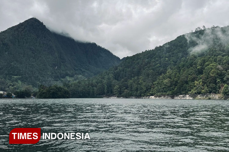 Lake Sarangan: A Misty Escape Under Mount Lawu