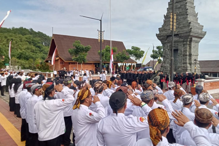 Pertama! Upacara HAB Kemenag Probolinggo Digelar di Pegunungan Tengger