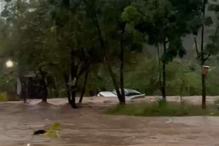 Banjir Rendam Tiga Kecamatan di Cilegon, Ribuan Warga Terdampak dan Mobil Terseret Arus