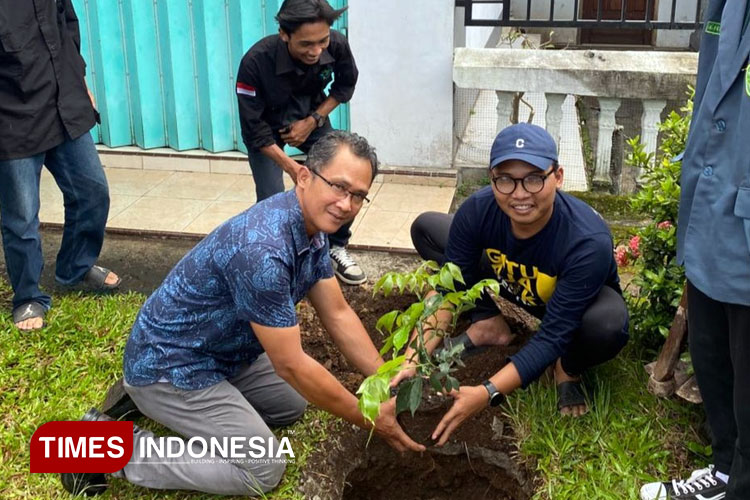 Peringati Haul Gus Dur ke-16, Pemuda Banyuwangi Sedekah Bibit Buah di Rumah Ibadah