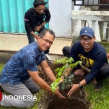 Peringati Haul Gus Dur ke-16, Pemuda Banyuwangi Sedekah Bibit Buah di Rumah Ibadah