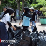 Aksi Bersih-bersih di Alun-alun Bondowoso, Puluhan Kantong Sampah Berhasil Dikumpulkan