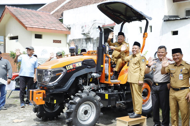 Perkuat Ketahanan Pangan, Bupati Jombang Serahkan Alsintan APBN ke Kelompok Tani